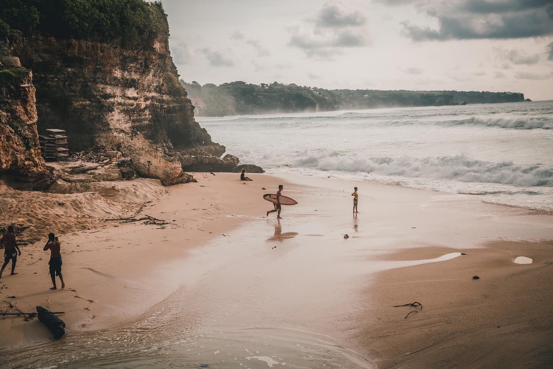 Des surfeurs marchant sur la plage.