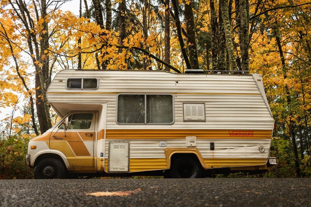 Un camping-car dans une forêt.