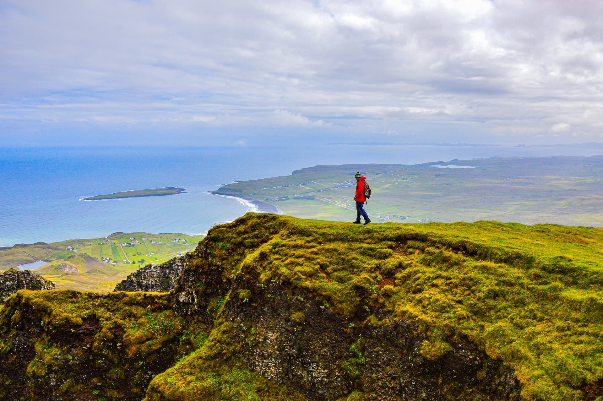 Une personne marchant sur une montagne.