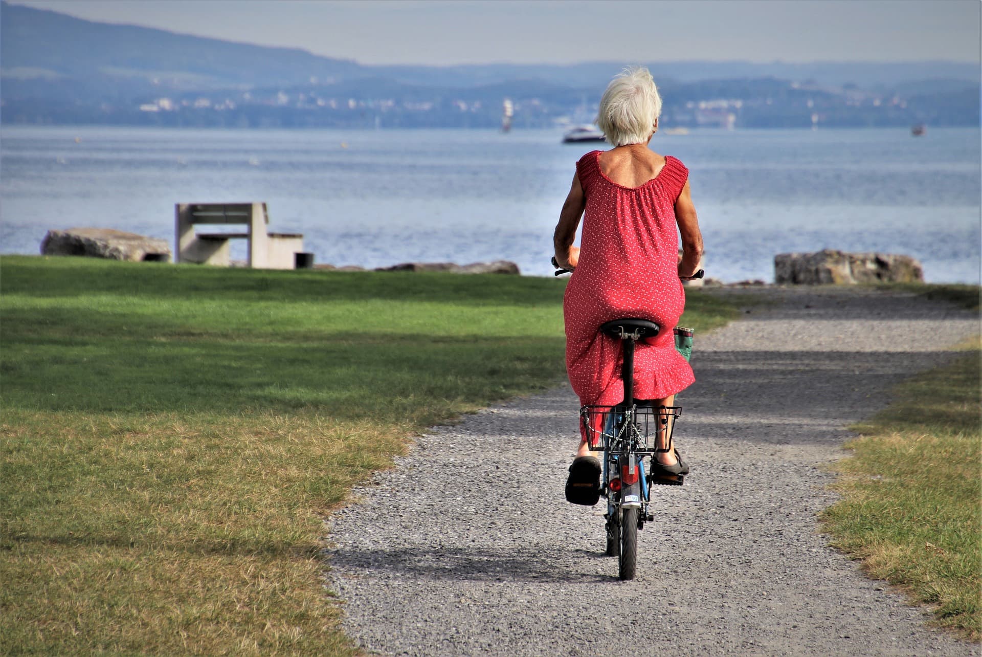 Une femme fait du vélo.