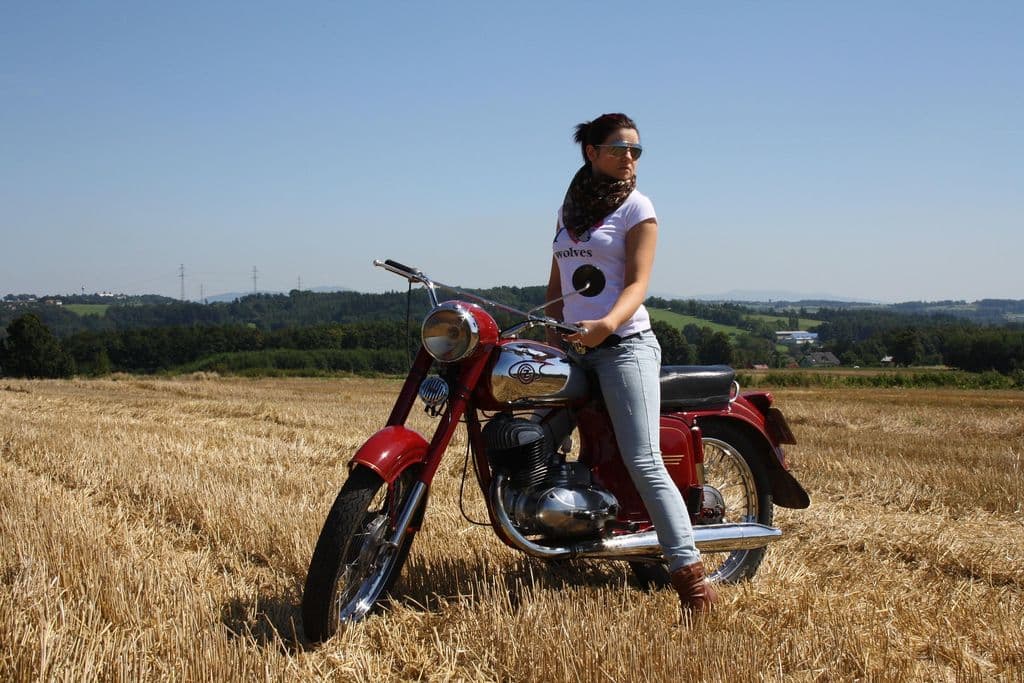 Une femme à moto.